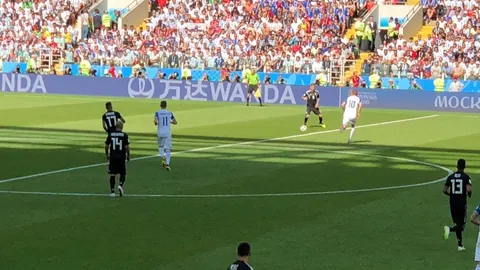 小瓦连场逆袭湖人，两战贡献89分20助，成湖人噩梦 美媒恶搞调侃詹皇东契奇